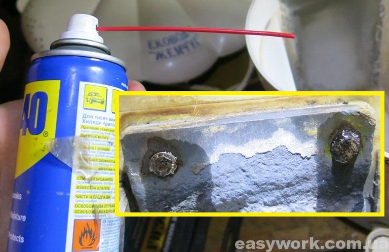 Использование WD-40 для откручивания винтов