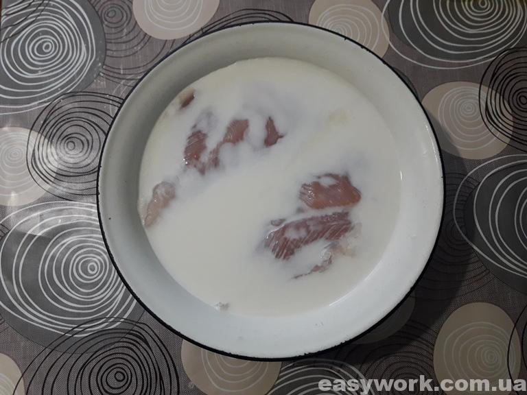 Замачиваем куриное филе в молоке