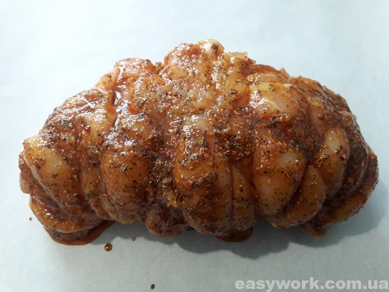 Поливаем мясо заранее приготовленным соусом