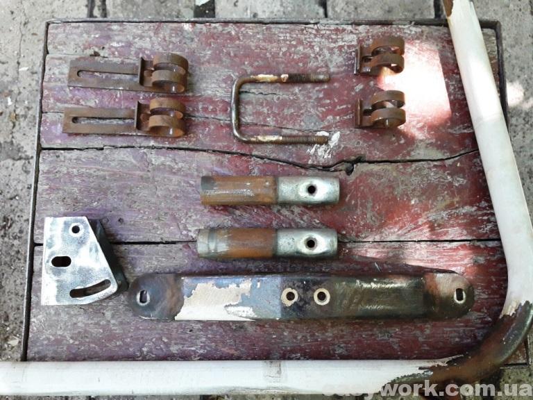 Очищенные от ржавчины элементы спутниковой антенны