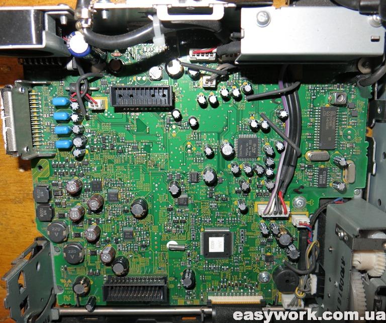 Внутреннее устройство магнитолы JVC KD-AVX40