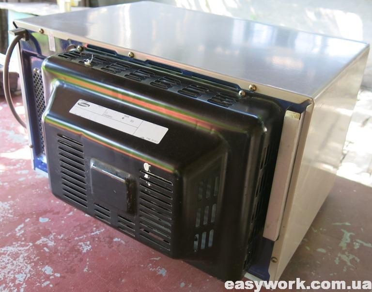 Обратная сторона микроволновой печи Samsung CE115KSR