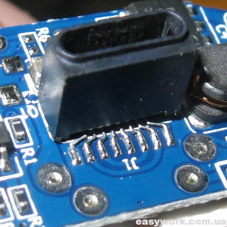 Разъем зарядки кейса наушников